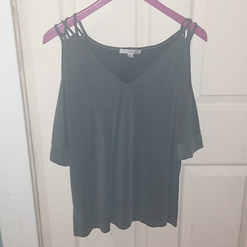 Silky shirt with open shoulders